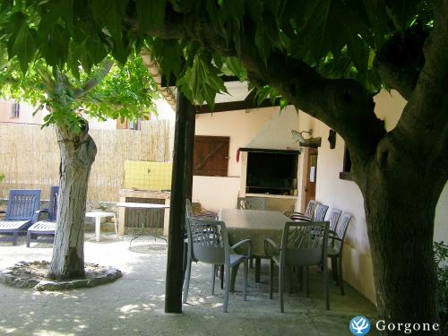 PATIO AVEC BARBECUE SALON DE JARDIN